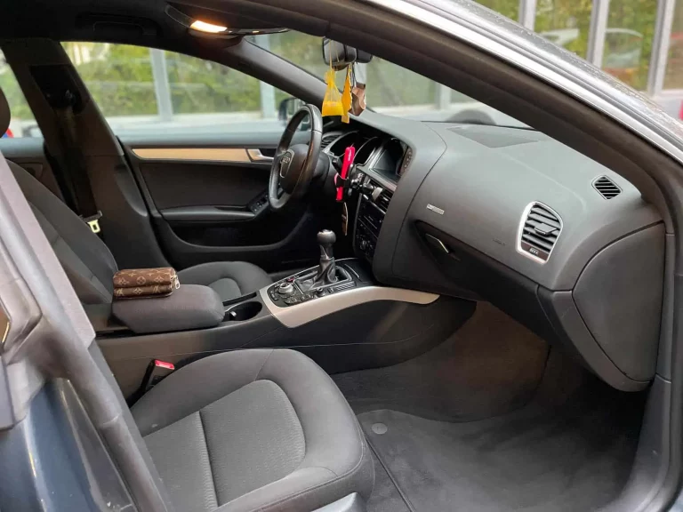 Durch professionelle Autoaufbereitung in München erstrahlt der Innenraum dieses Audi in neuem Glanz.