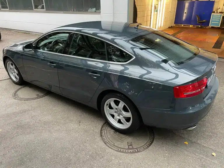 Audi glänzt nach einer professionellen Autopolitur in München und zeigt ein perfektes Finish ohne sichtbare Kratzer.