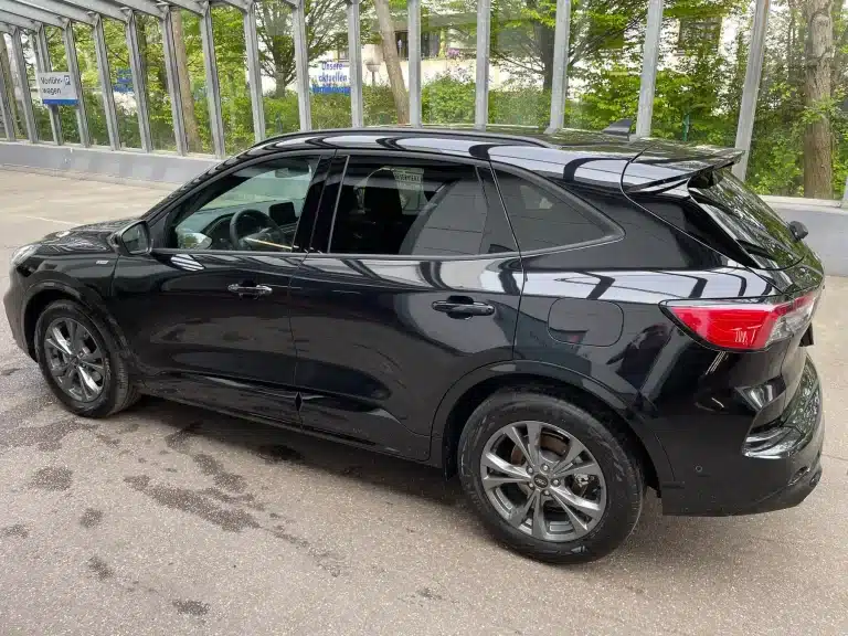 Nach einer hochwertigen Autopolitur in München erstrahlt der schwarze SUV in neuem Glanz.
