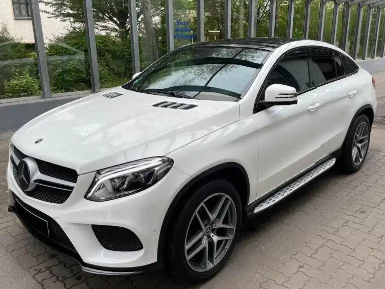 Nach einer umfassenden Autoaufbereitung glänzt dieser Mercedes GLE SUV wie neu und überzeugt mit seinem gepflegten Auftritt.