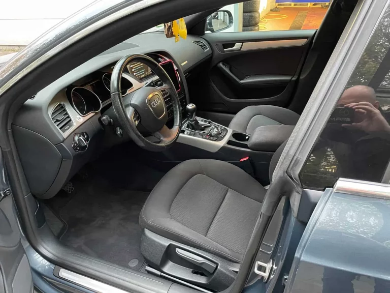 Dieser Audi-Innenraum zeigt das Ergebnis einer gründlichen Fahrzeugaufbereitung in München – sauber, gepflegt und wie neu.