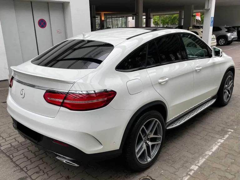 Dieser Mercedes Coupé zeigt das Ergebnis unserer sorgfältigen Fahrzeugpflege in München – glänzend, gepflegt und bestens geschützt.