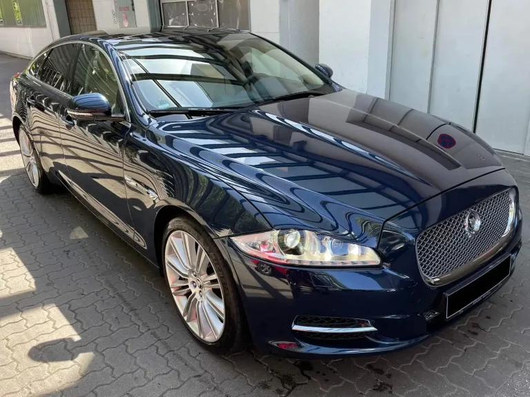 Die Felgenreinigung in München bei Autopflege Diamant verleiht diesem Jaguar wieder einen makellosen Glanz bis ins kleinste Detail.