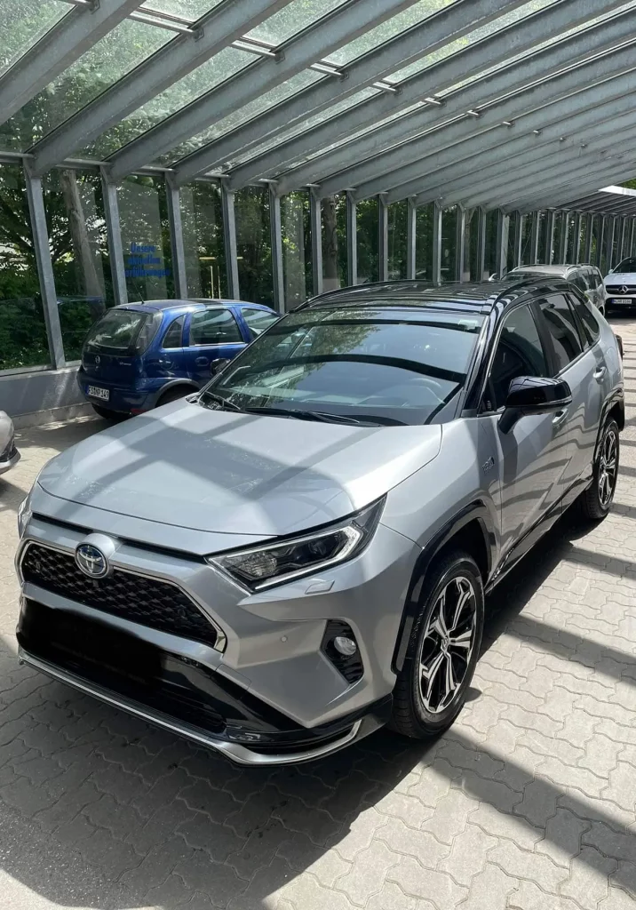 Silberner Toyota SUV nach Fuhrparkpflege in München mit sauberer, glänzender Lackoberfläche