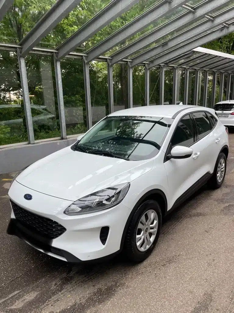 Nach der professionellen Verkaufsaufbereitung in München präsentiert sich dieser weiße Ford Leasingrückläufer in einwandfreiem Zustand.
