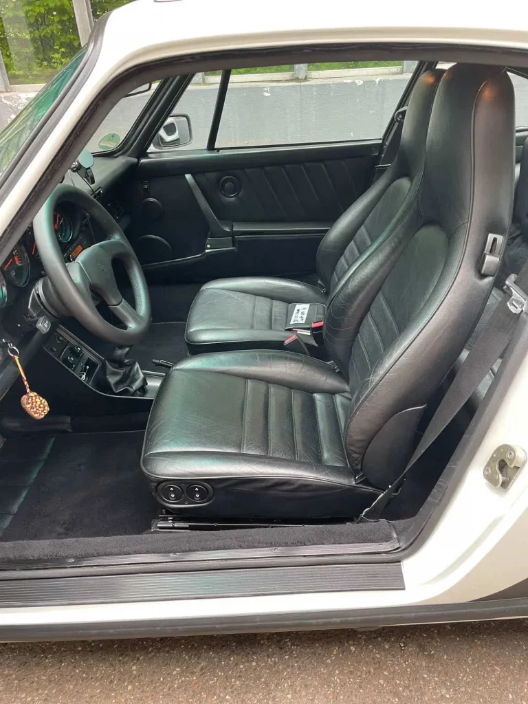 Die intensive Lederpflege dieser klassischen Sportsitze in München sorgt für geschmeidige Oberflächen und sichtbare Werterhaltung.