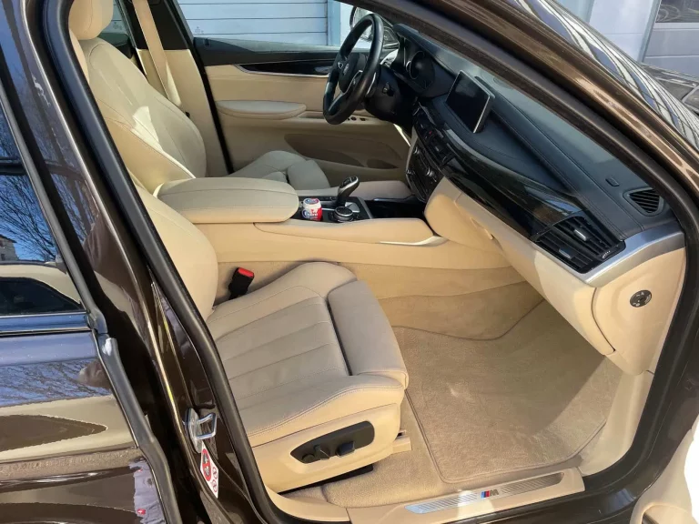 Nach einer professionellen Lederreinigung in München erstrahlt das helle Interieur dieses BMWs wieder in voller Frische.