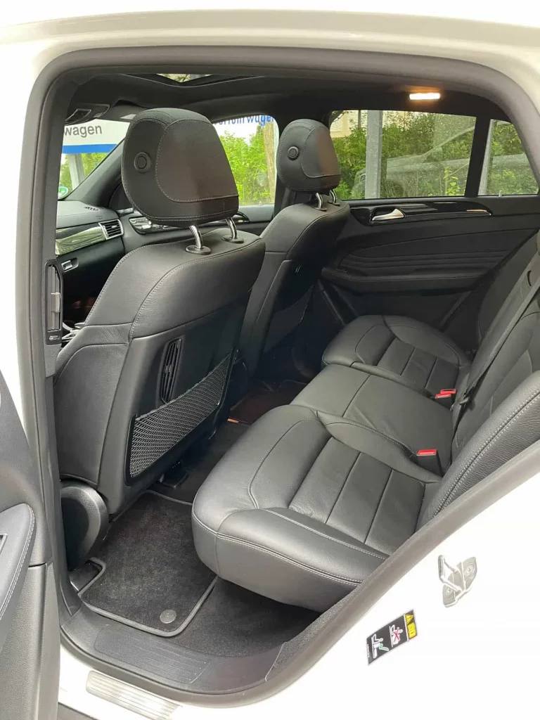 Die gründliche Lederreinigung der Rücksitzbank in München hat das schwarze Interieur wieder in einen gepflegten Zustand gebracht.