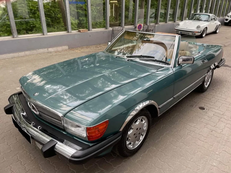 Sauberer Mercedes Oldtimer nach professioneller Autoaufbereitung München