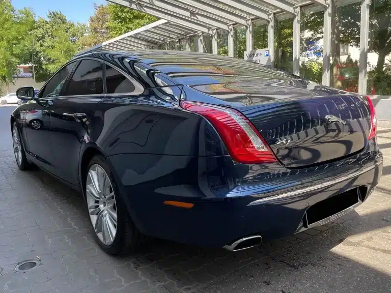Dank unserer hochwertigen Nanoversiegelung in München erstrahlt dieser Jaguar in tiefem Glanz und ist optimal vor Umwelteinflüssen geschützt.