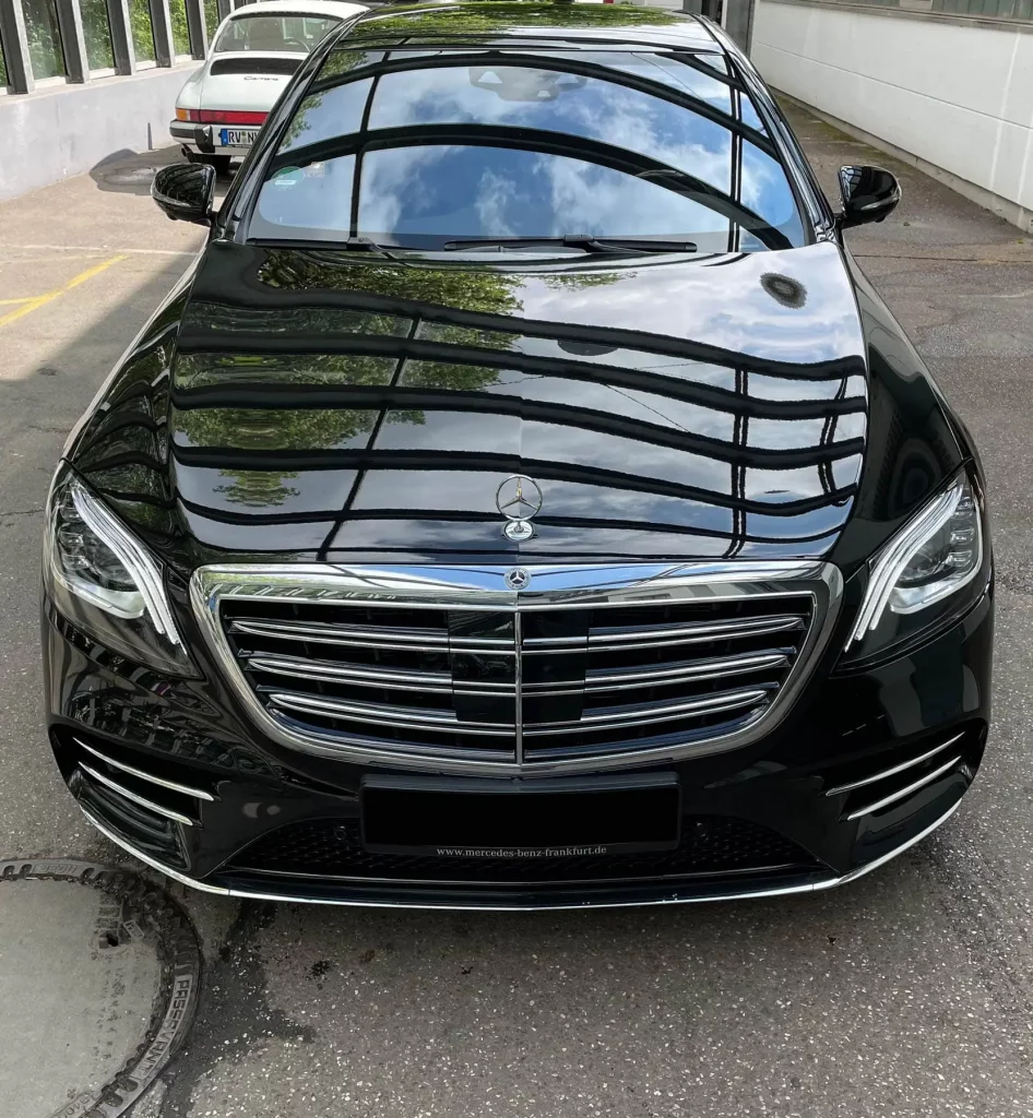 Dieser schwarze Mercedes erhielt in München eine hochwertige Nanoversiegelung, die den Lack intensiv glänzen lässt und langfristig schützt.