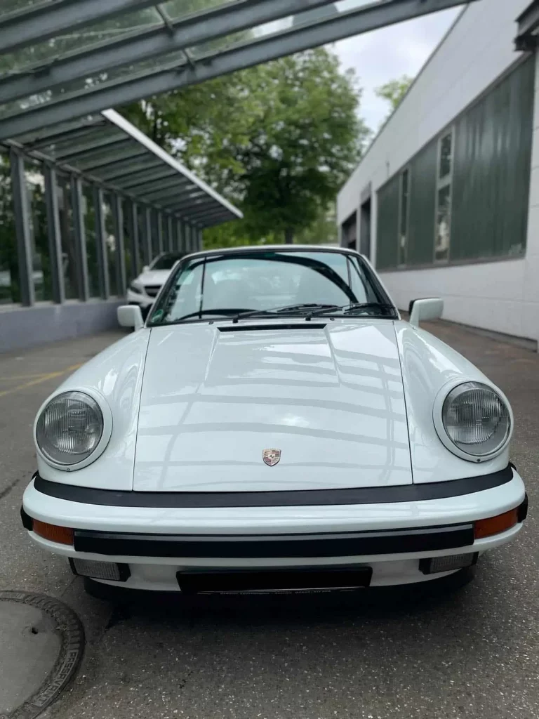 Glänzender Porsche nach Cabrioverdeckreinigung und Autoaufbereitung in München
