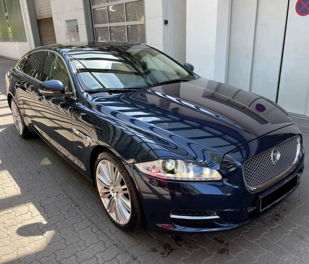 Strahlende Scheinwerfer eines Jaguars nach Scheinwerferaufbereitung in München.