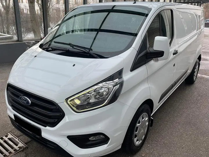 Professionelle Folienentfernung in München bringt Ford Bus zum glänzen