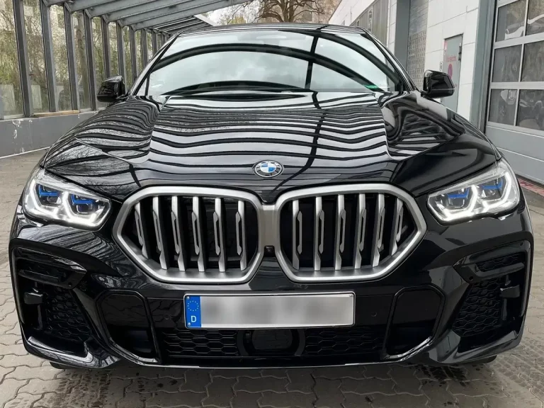 Frisch aufbereitete Scheinwerfer eines BMW X6 nach professioneller Scheinwerferaufbereitung bei Autopflege Diamant in München