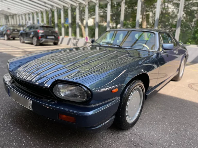 Glänzender Jaguar Oldtimer nach autoaufbereitung bei Autopflege Diamant