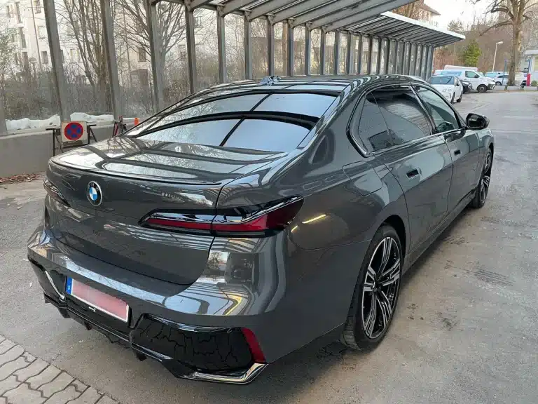 Ein glänzendes Finish bei einem BMW i7 zeigt die professionelle Arbeit von Autopflege Diamant in München
