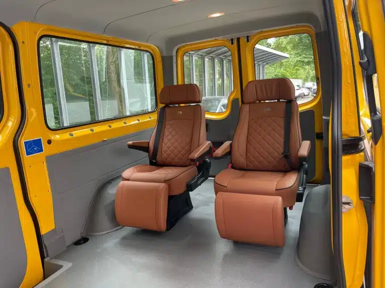 Ein sauberer Innenraum des Mercedes Sprinters mit gepflegten Ledersitzen