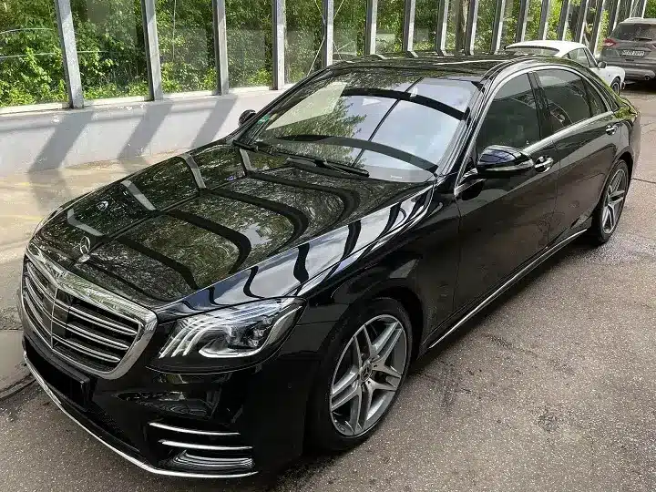 Eine moderne schwarze s -klasse auf hochglanz poliert bei Autopflege Diamant in München